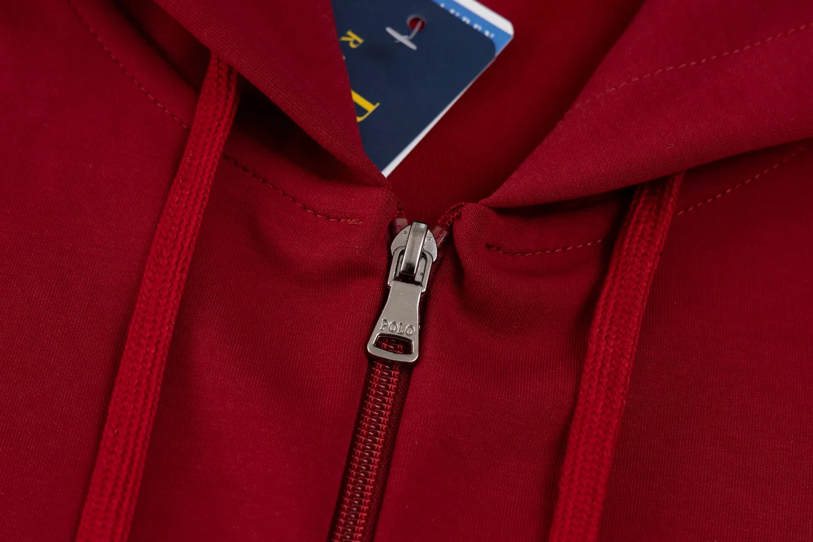 P236 #R95 Ralph Lauren/Ralph Lauren Twelve Color Pony🐎 Embroidered zipper cardigan jacket hooded sweatshirt This hooded sweatshirt is decorated with a simple style that represents Ralph Lauren. It is paired with a pony embroidery pattern. The three-dimensional solid color fabric and exquisite embroidery instantly set it off! Hooded sports design, loose and casual fit! The overall texture is very strong! Through the pictures, we can feel the thickness and texture of custom-woven and dyed threads. The workmanship is exquisite. They are shipped from major foreign trade factories. They are all made by masters with many years of experience. Everything is of high standards and requirements! Simple and versatile style ~ super delicate and soft, close to the body without being tied, all fabrics and accessories are original custom-made and of high quality! Perfectly reflects the brand’s sense of superiority! Standard cut, comfortable stretch, unrestricted movement! Highly practical, high-end and classy! Versatile style ~ can be paired with jeans or jogging pants. Ideal for transitioning from your morning commute to weekend events!  Color: Black with red label Black with white label Khaki Navy blue with red label Navy blue with white label White Light gray Dark gray Burgundy Army green Light blue Pink Size: S M L
